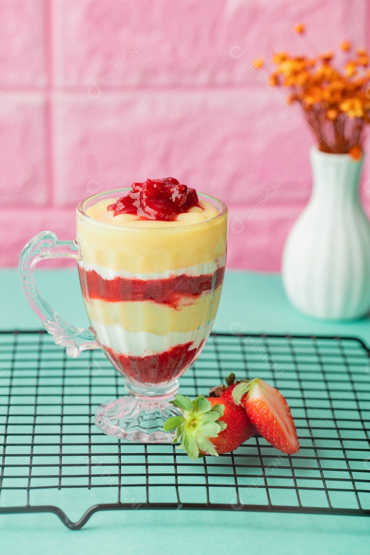 Copo de vidro fatia de bolo confeitado