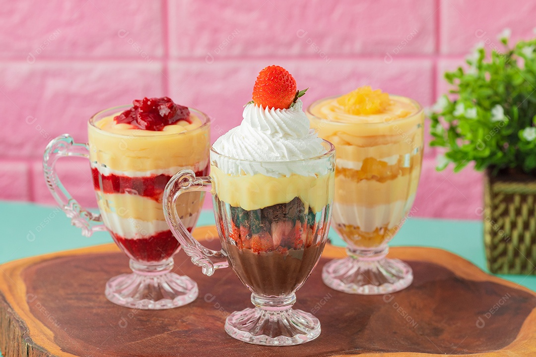 Copos de vidros fatia de bolo confeitado