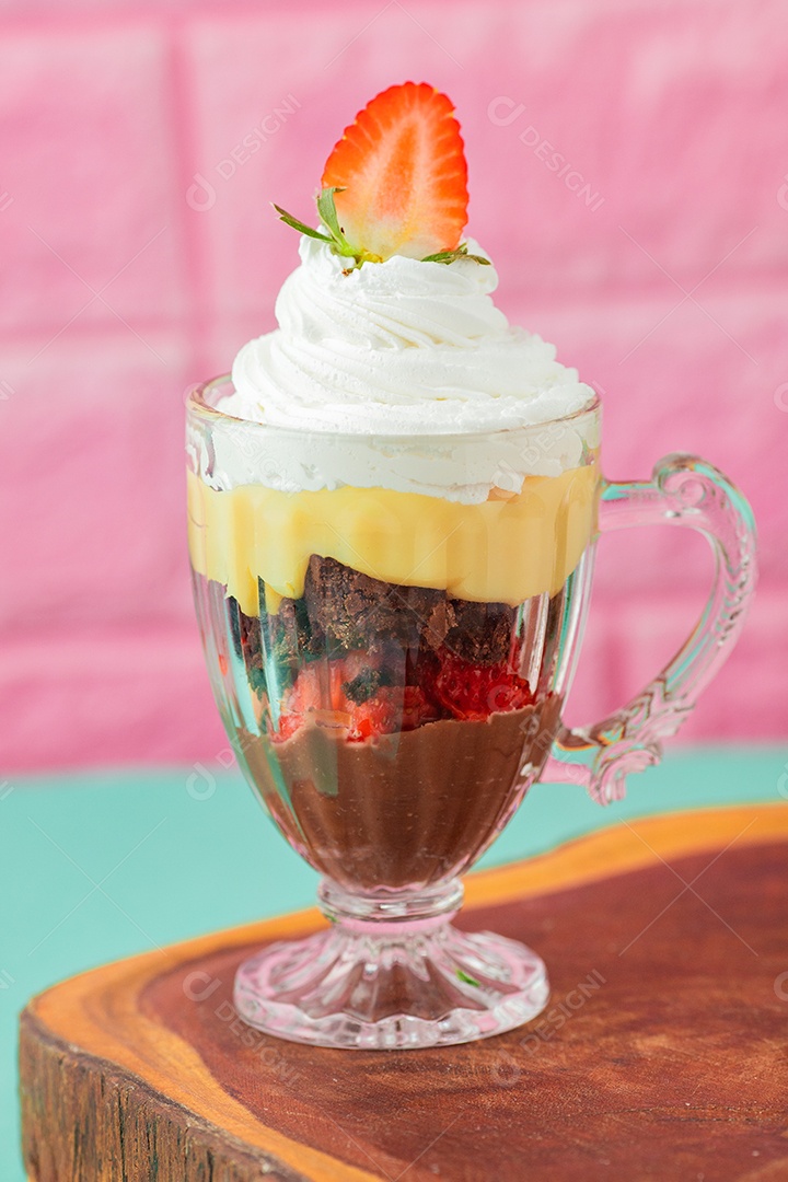 Copo de vidro fatia de bolo confeitado