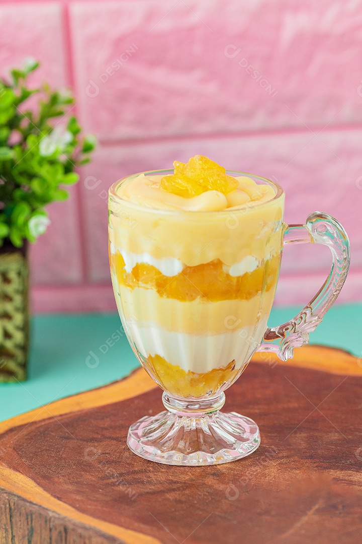 Copo de vidro fatia de bolo confeitado