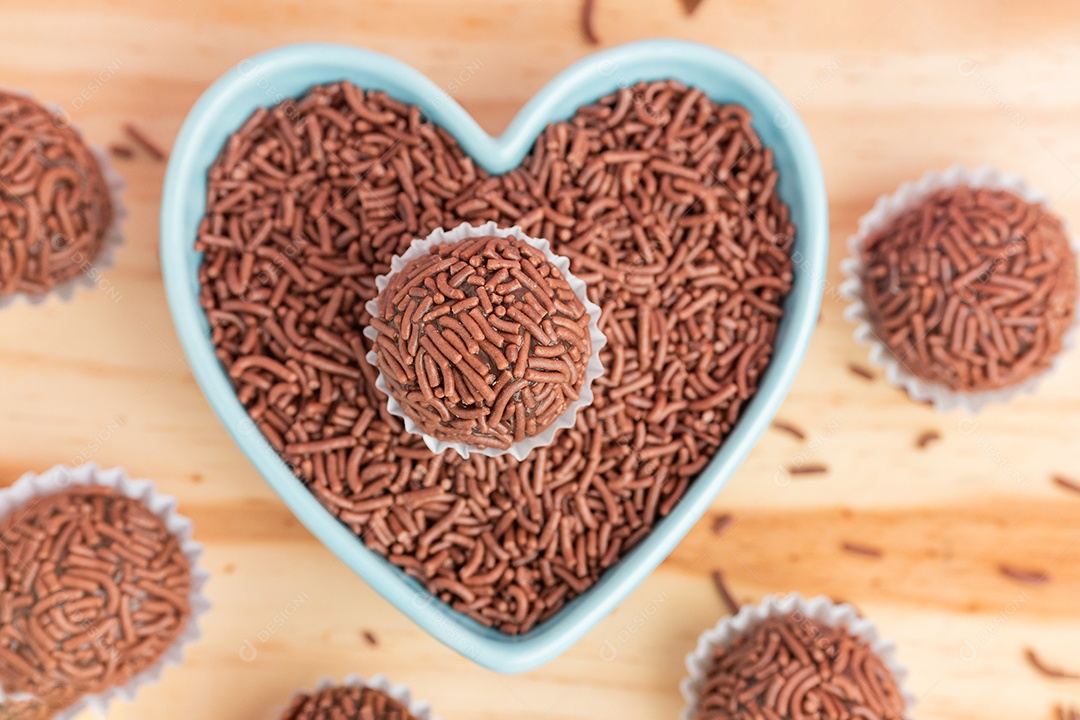 Brigadeiros sobre forma de coração tabua de madeira