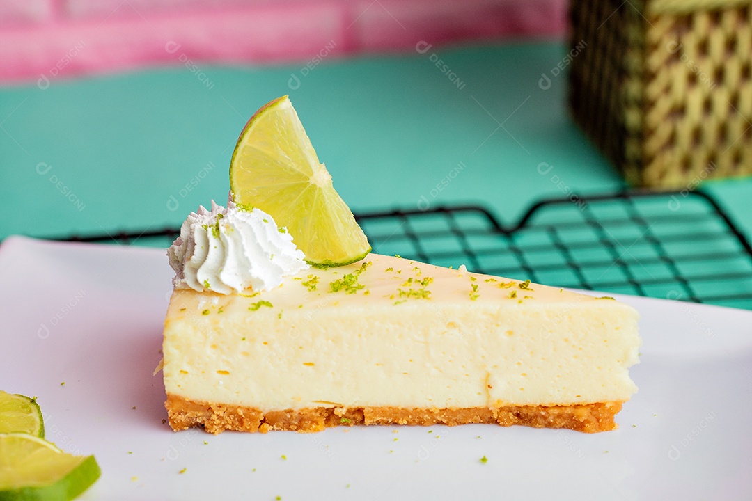 Prato de porcelana fatia de bolo confeitado