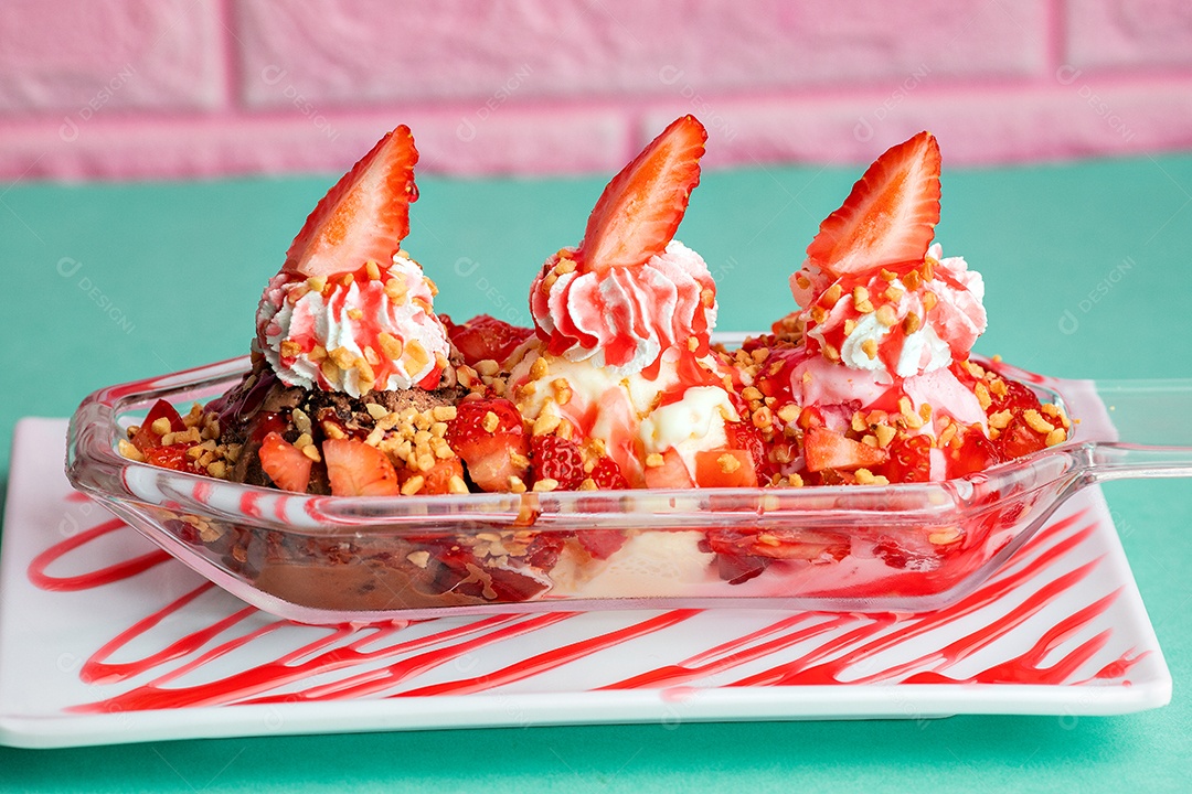 Sorvete de com morango por cima tigela de vidro