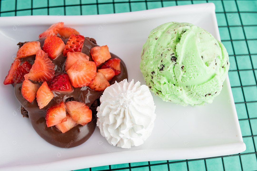 Prato branco sorvetes chocomenta chocolate chantily