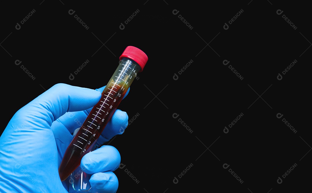 Amostra de sangue em tubo de ensaio segurando pela mão do médico, objeto isolado