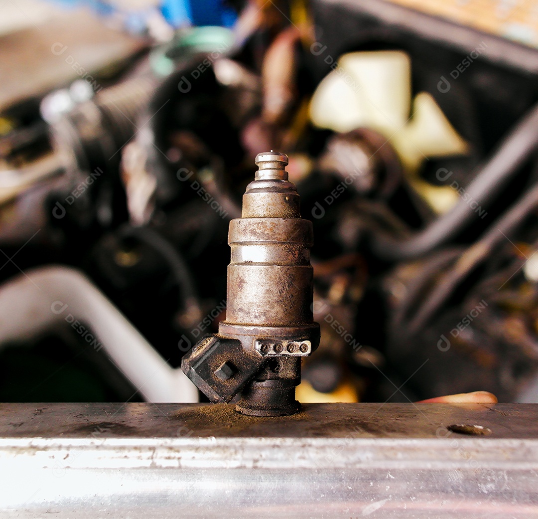 Close-up de antigos injetores de gás quebrados do sistema de combustível de gás