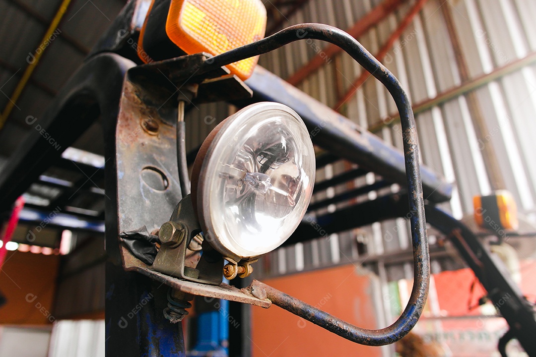 Holofotes de carro de halogênio na empilhadeira na garagem de reparação de automóveis