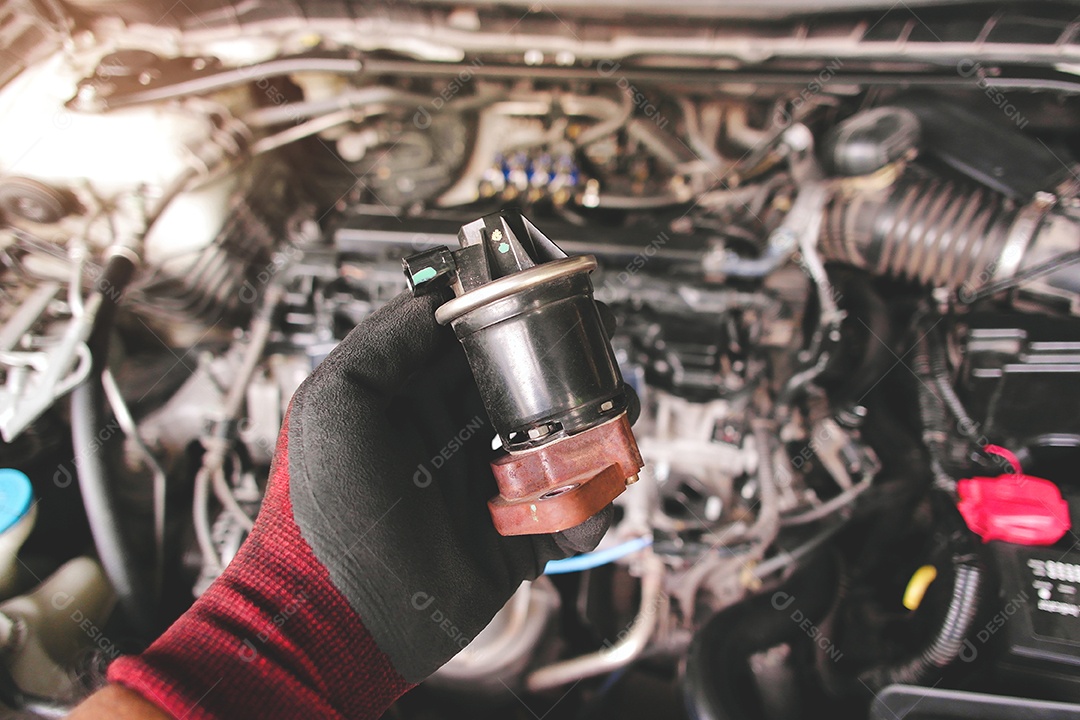 Detalhe da recirculação dos gases de escape EGR no mecânico de automóveis