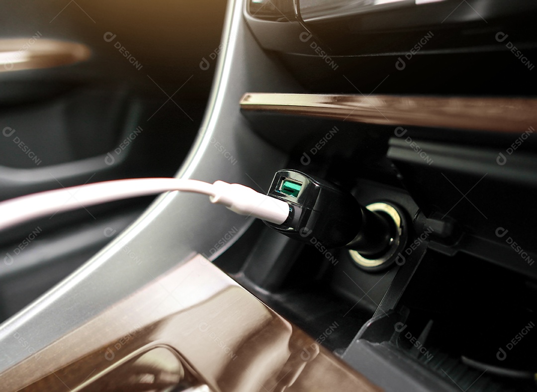 Carregador de porta USB para smartphone em um carro.