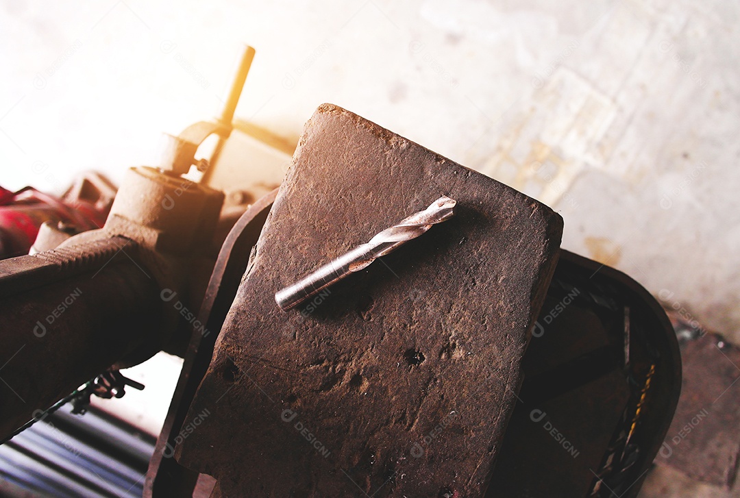 Os bits de broca do metal para máquinas de perfuração são colocados na madeira