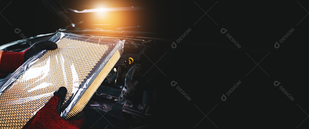 Novo filtro de ar em filme plástico de um carro segurando por mecânico de automóveis