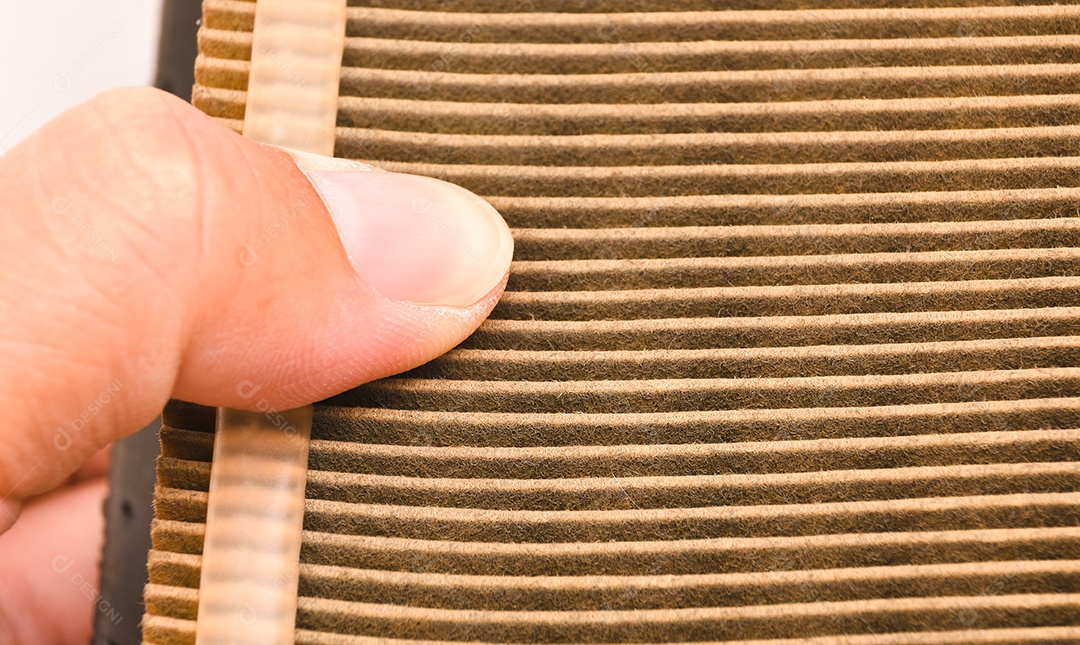 Filtro de ar do carro entupido e deteriorado nas mãos