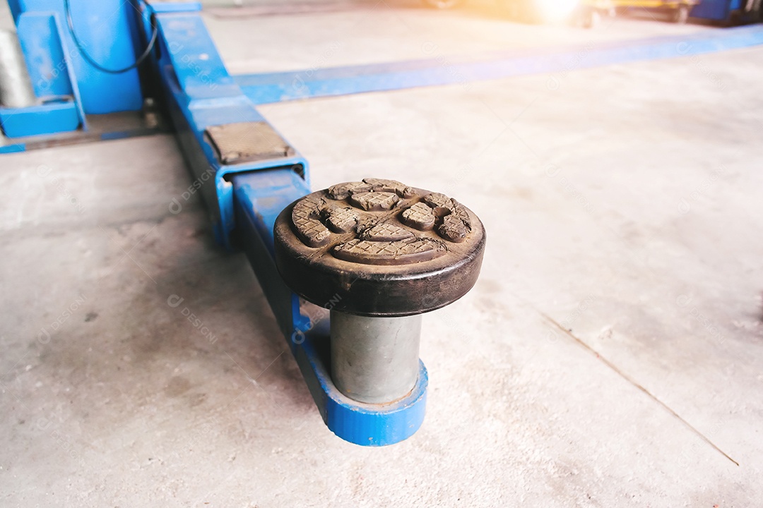 Braço longo do elevador hidráulico do carro na garagem de reparação de automóveis