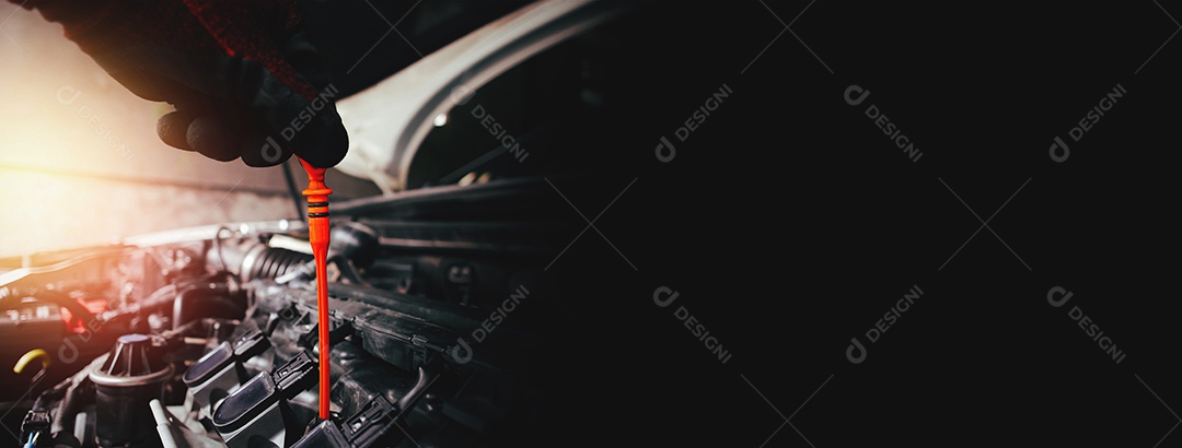 Um mecânico de automóveis está puxando a vareta laranja para verificar a moto