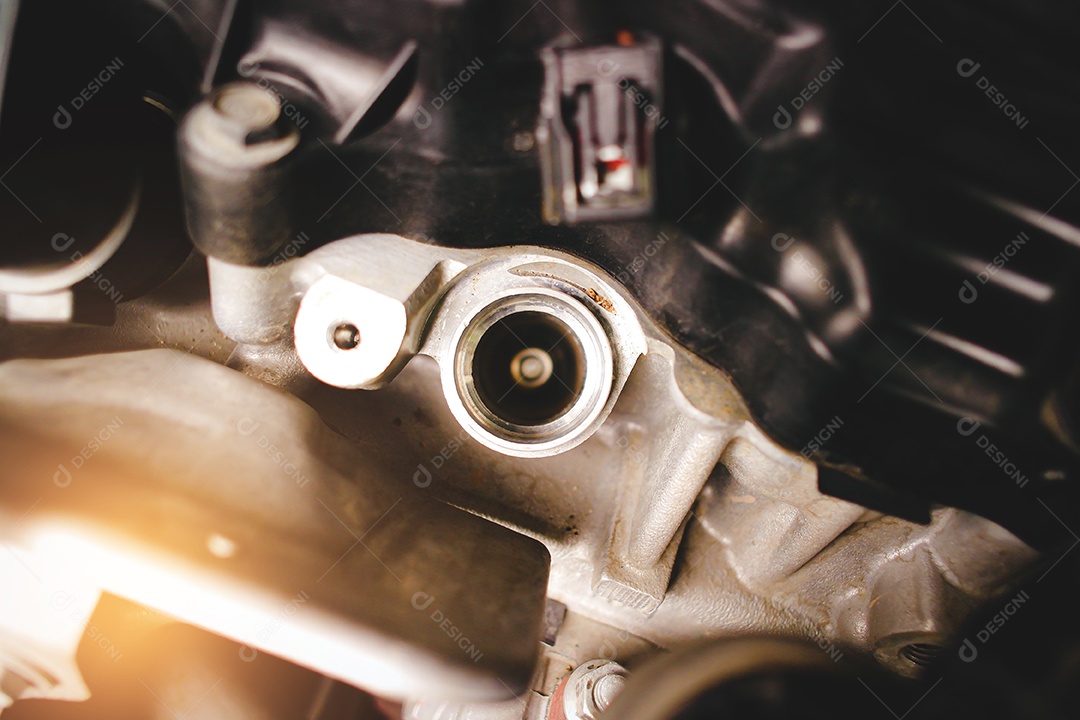 O soquete da vela de ignição de um motor de carro sem bobina de ignição