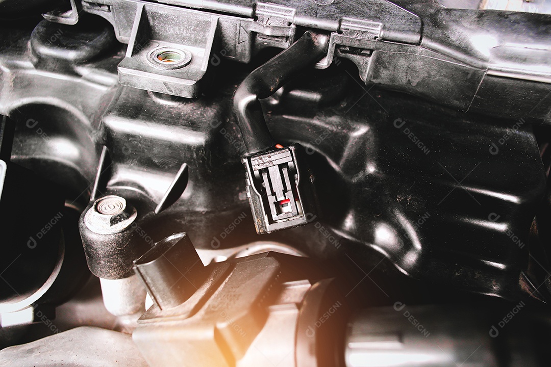 Feche acima do conector eletrônico da bobina de ignição do carro