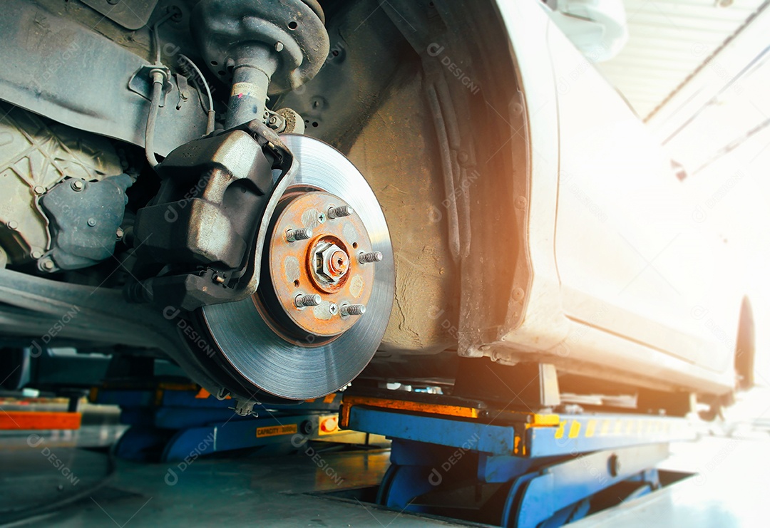 Freios a disco dianteiros e pinças que removem as rodas de um carro