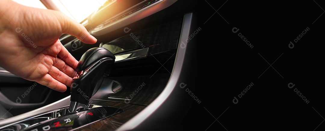 A mão do motorista está segurando a alavanca de câmbio para mudar o automático