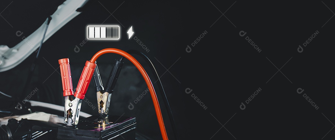 Carregamento da bateria do carro e um ícone de carregamento brilhante, panorâmico