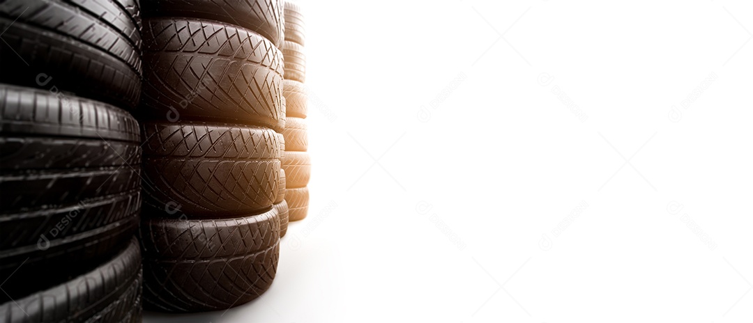 Pilha de pneu de automóvel certo em fundo branco