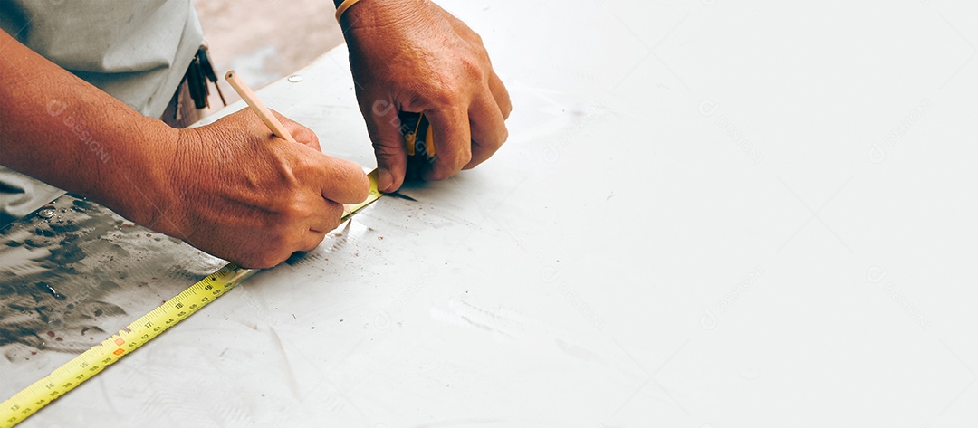 Técnico mede o comprimento da placa de metal