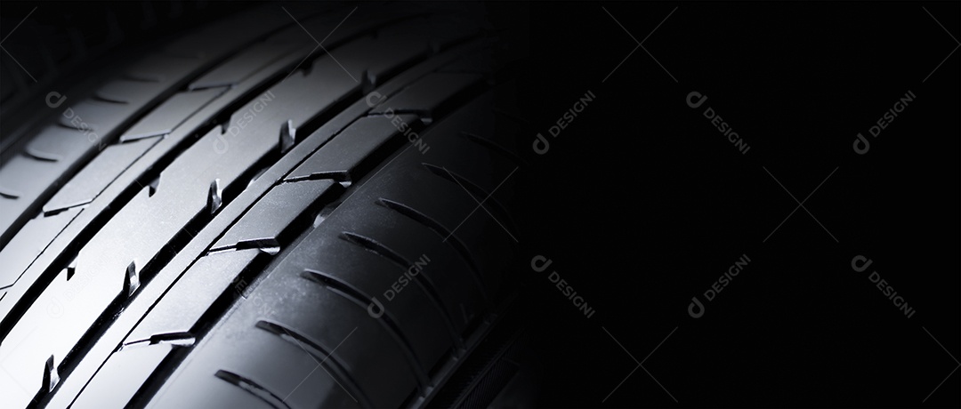 Passo do pneu do automóvel com profundidade e luz na escuridão