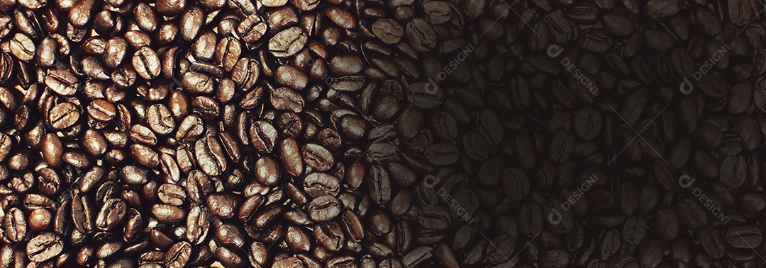 Grãos de café arábica com fundo de banner panorâmico torrado