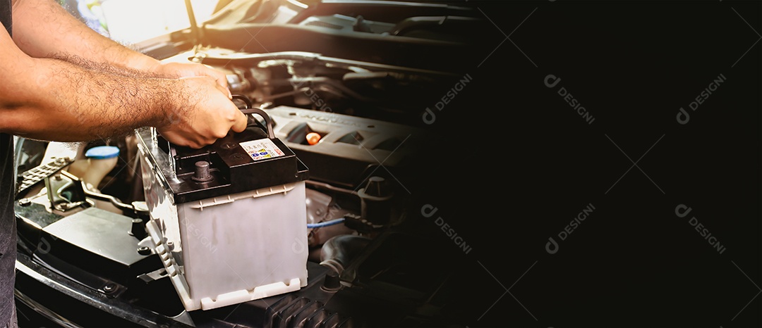 Mecânico de automóveis carrega uma bateria de carro de substituição para carros elétricos