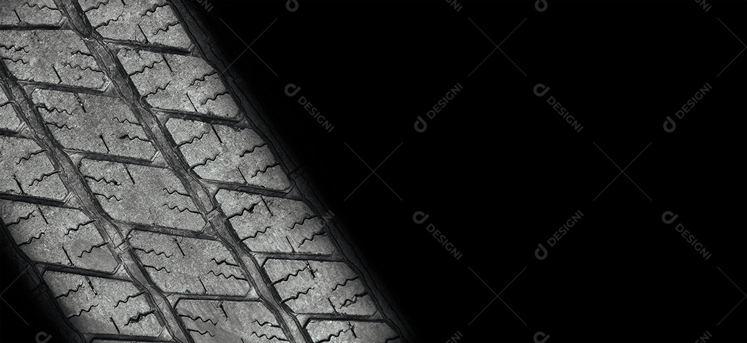 Passo do pneu do automóvel com profundidade e luz na escuridão