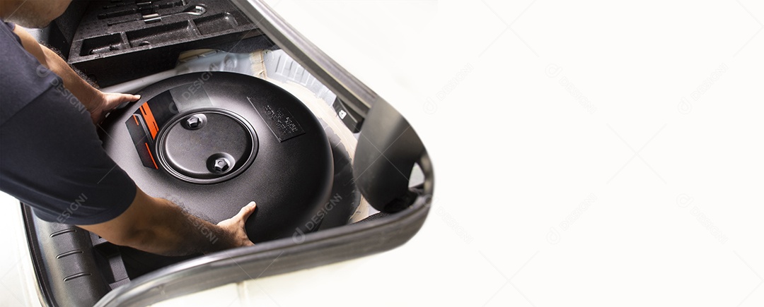 Mecânico está instalando um tanque de GLP em forma de círculo em um sobressalente