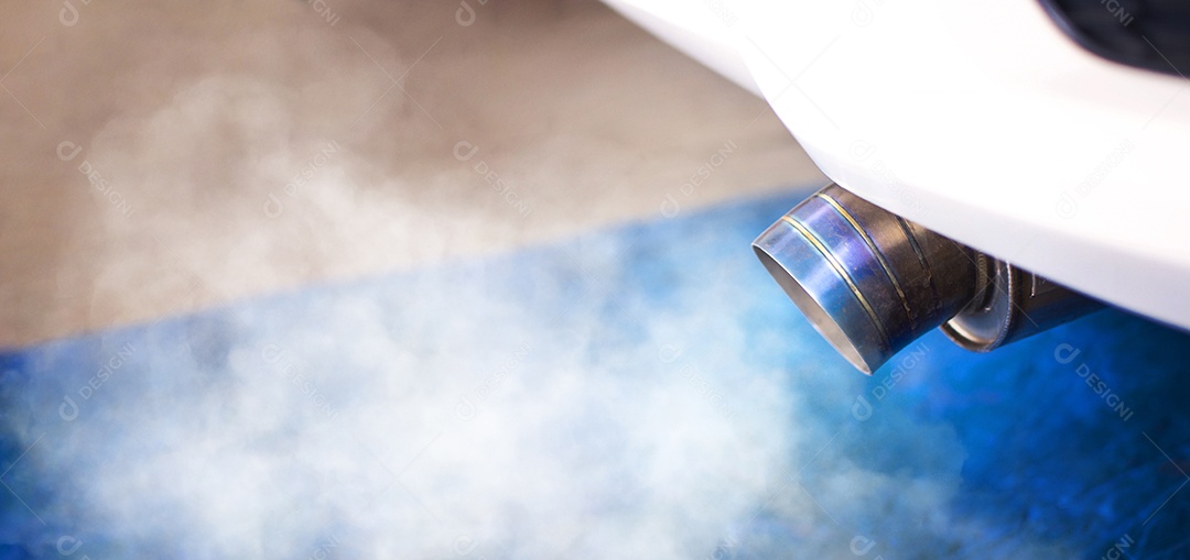 Poluição do ar do motor problemático com fumaça branca, carro de titânio