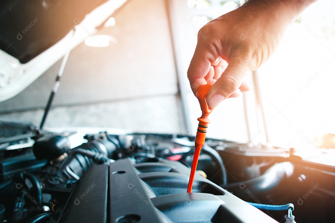 Uma pilha de pneu de automóvel e carro branco sem roda