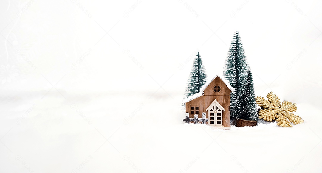 Casa de madeira e pinheiros na neve branca na temporada de inverno