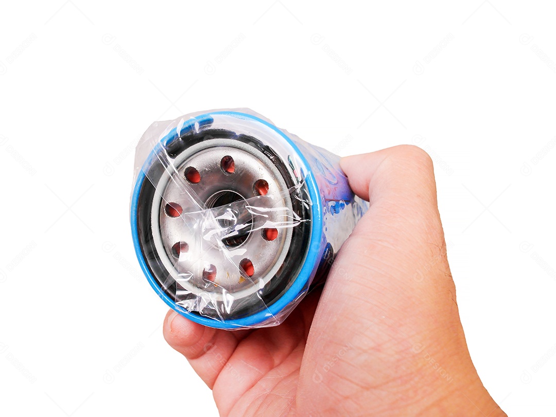 Filtro de óleo automotivo em uma mão, objeto isolado com recorte