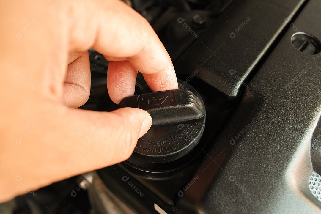 O mecânico de automóveis está abrindo a tampa do óleo para encher o óleo do motor