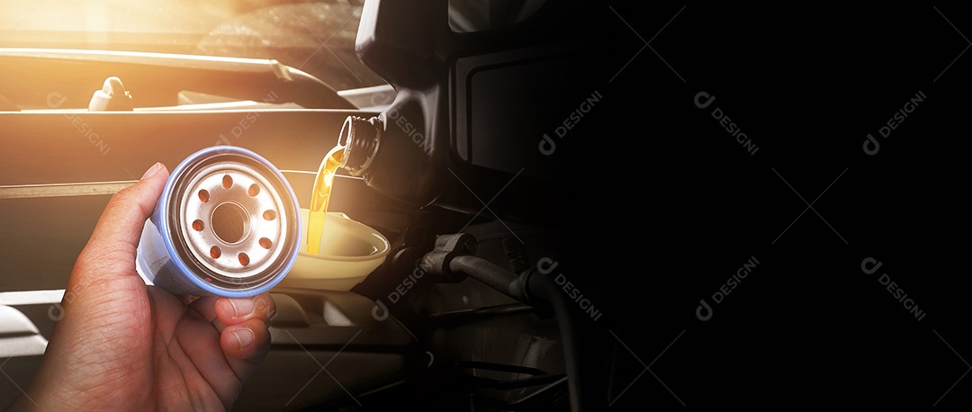 Mão mecânica mostrando filtro de óleo contra o derramamento de fundo