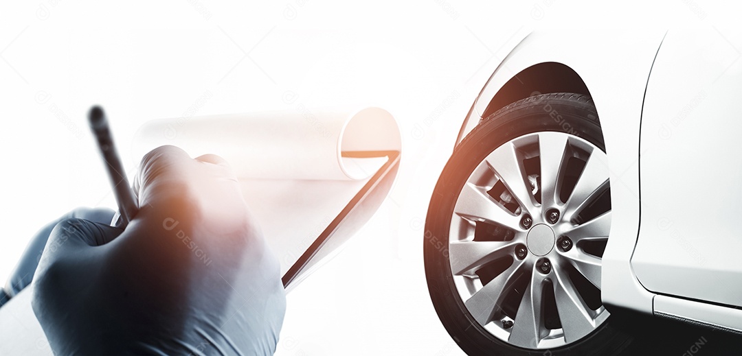 O mecânico está fazendo anotações no papel para analisar o problema do carro