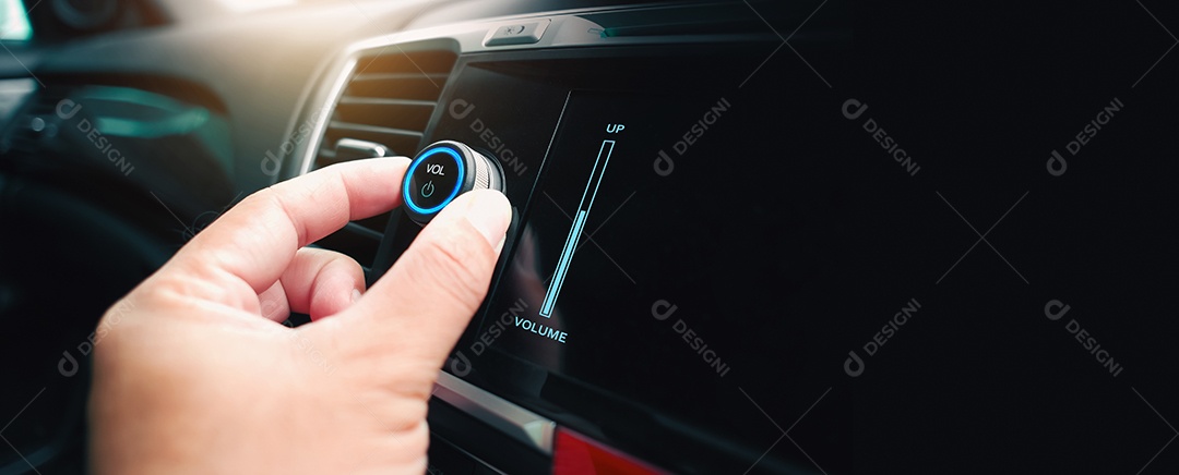 A mão do motorista está aumentando ou diminuindo o volume da música do carro