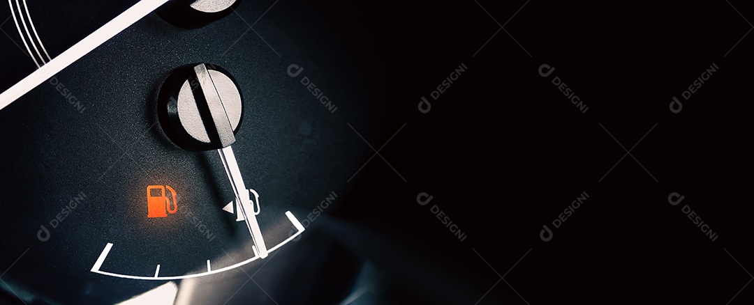 Indicador de combustível do carro com combustível de baixo nível no painel de um carro