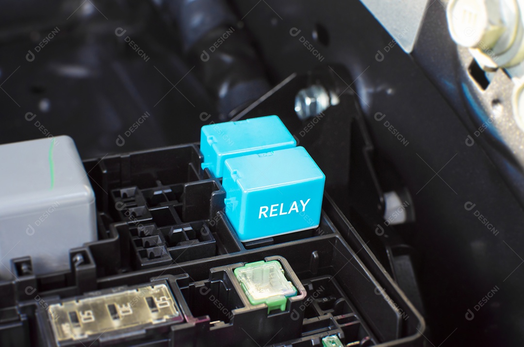 O relé eletrônico do carro no slot da caixa do soquete do relé no motor