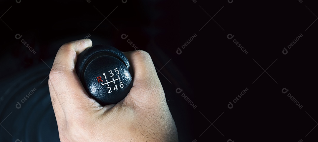 A mão do motorista está trocando as marchas de uma transmissão manual de 6 velocidades