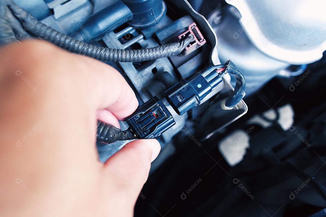 Técnico inserindo o plugue do alternador ou gerador do carro