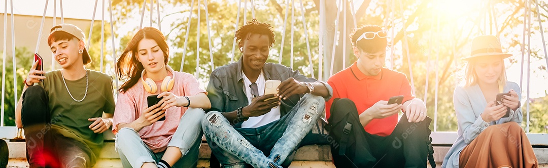 Grupo de jovens da geração do milênio usa smartphone do lado de fora para compartilhar conteúdo