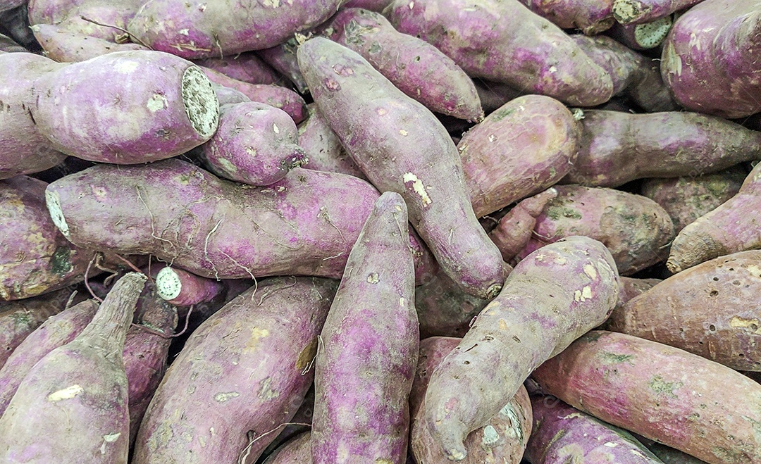 Verduras batata doce empilhadas sobre prateleiras