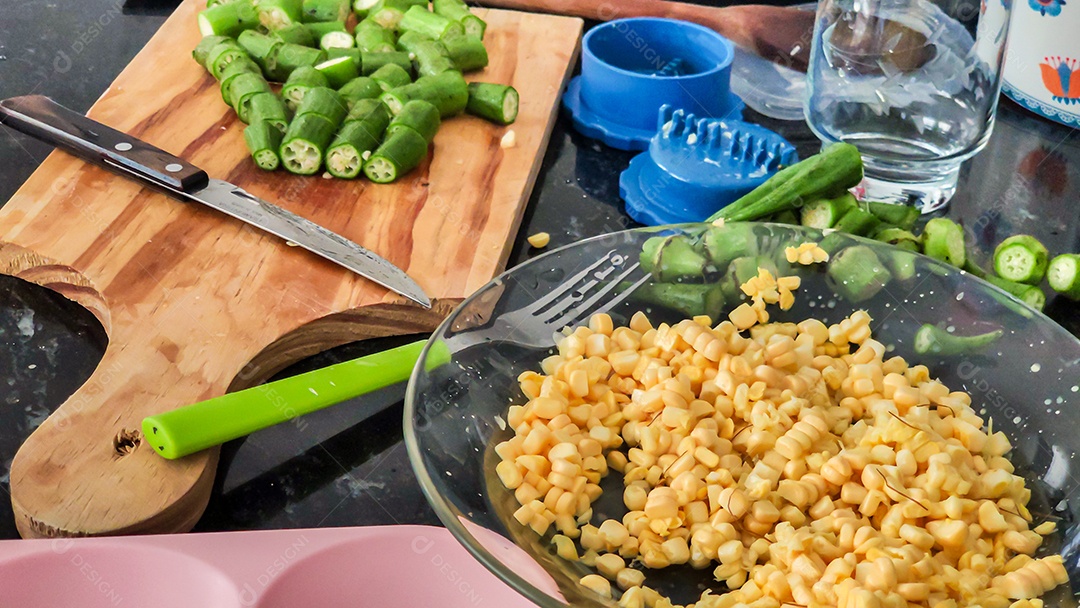Mãos cortando quiabo legumes tabua madeira