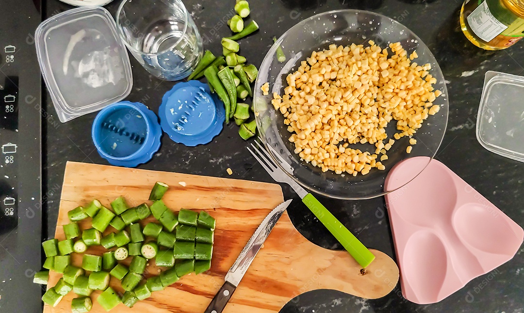 Mãos cortando quiabo legumes tabua madeira