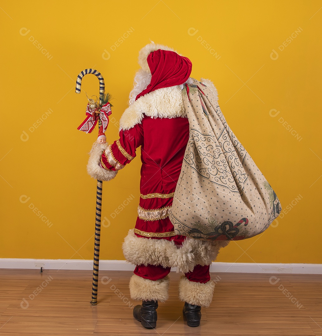 Papai Noel feliz segurando saco de presentes Feliz Natal