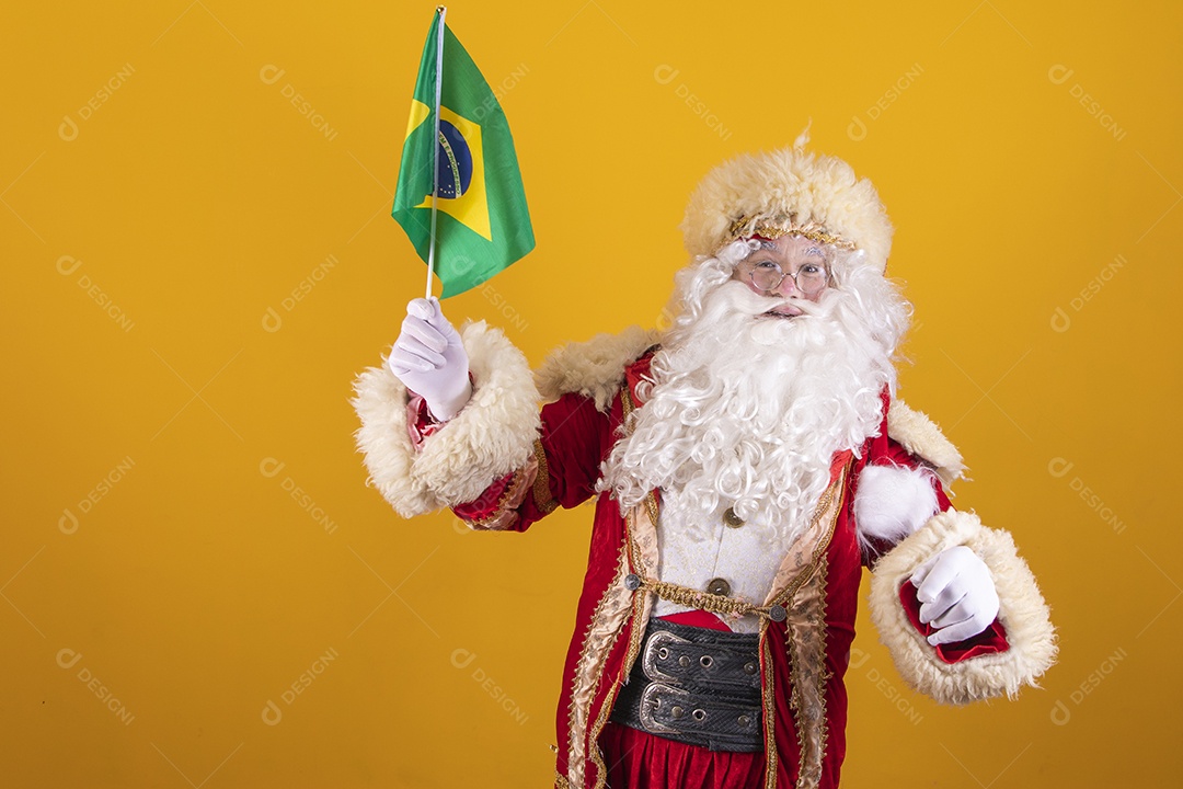 Papai Noel feliz e sorridente segurando bandeira da brasil Feliz Natal fundo isolado amarelo