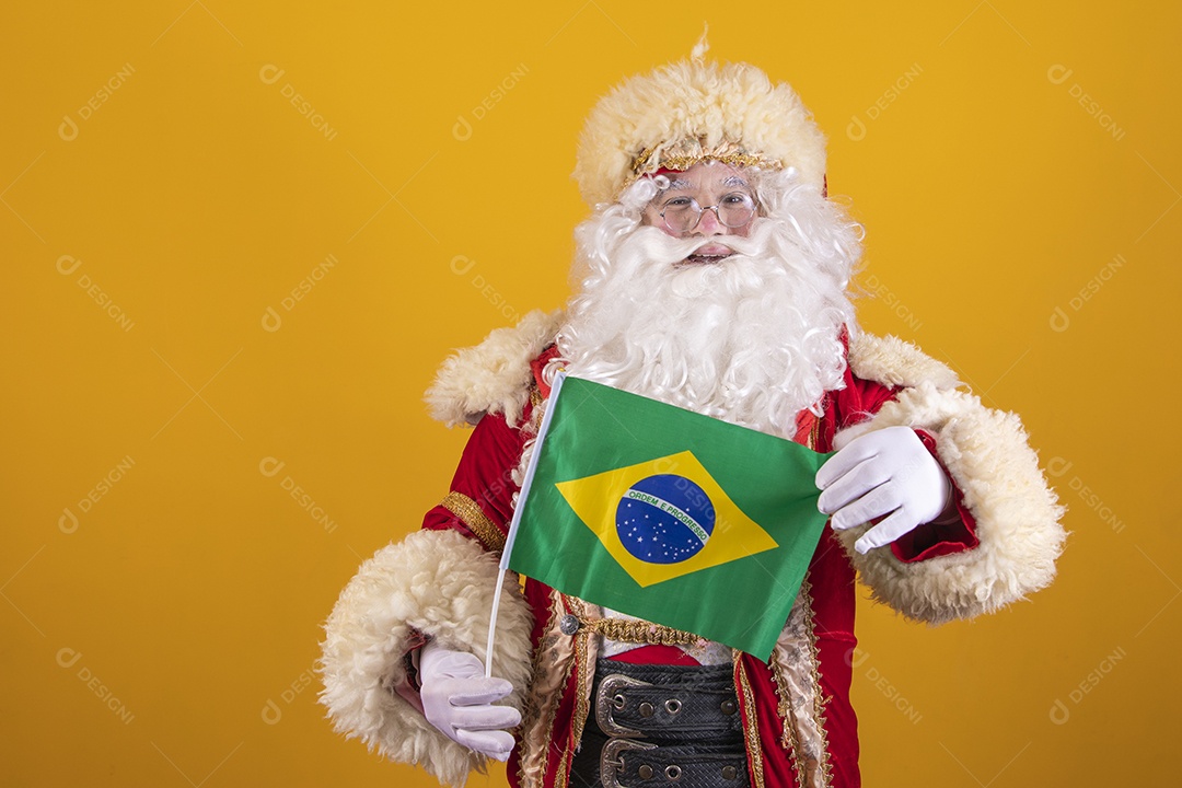 Papai Noel feliz e sorridente segurando bandeira da brasil Feliz Natal fundo isolado amarelo