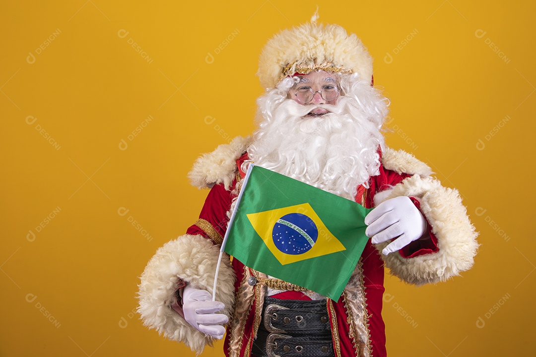 Papai Noel feliz e sorridente segurando bandeira da brasil Feliz Natal fundo isolado amarelo